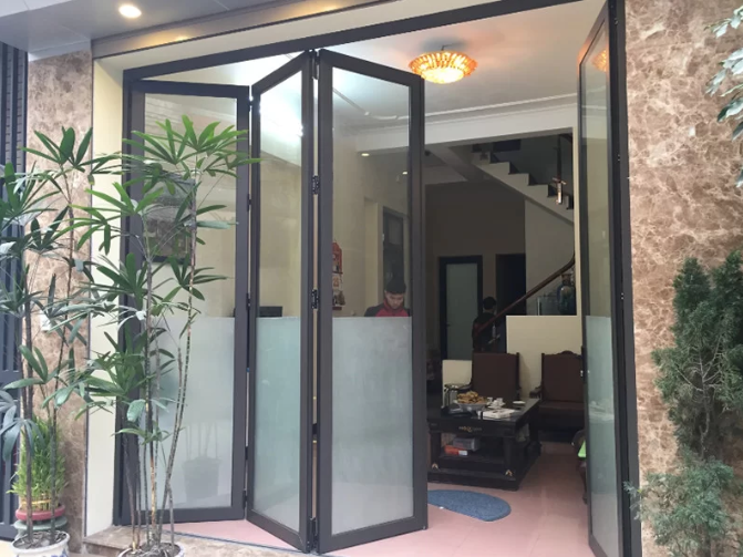 Cửa nhôm Việt Pháp có thiết kế màu đen kết hợp dán mờ