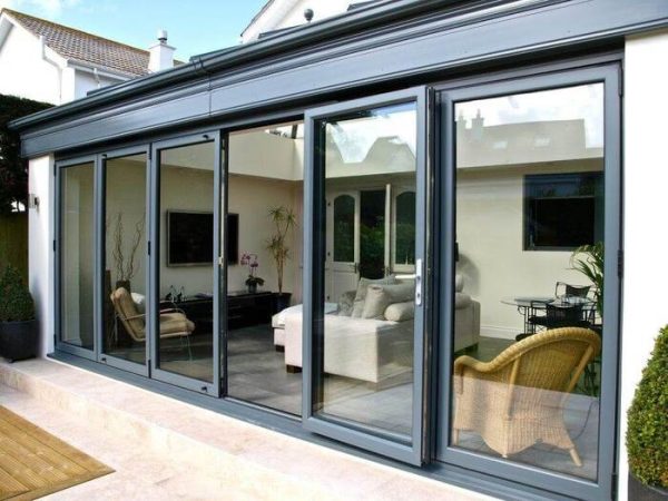 Giá cửa lùa nhôm Xingfa phụ thuộc vào nhiều yếu tố khác nhau