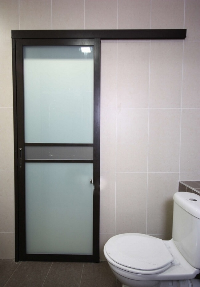 Cửa nhà vệ sinh nhôm Xingfa mở quay