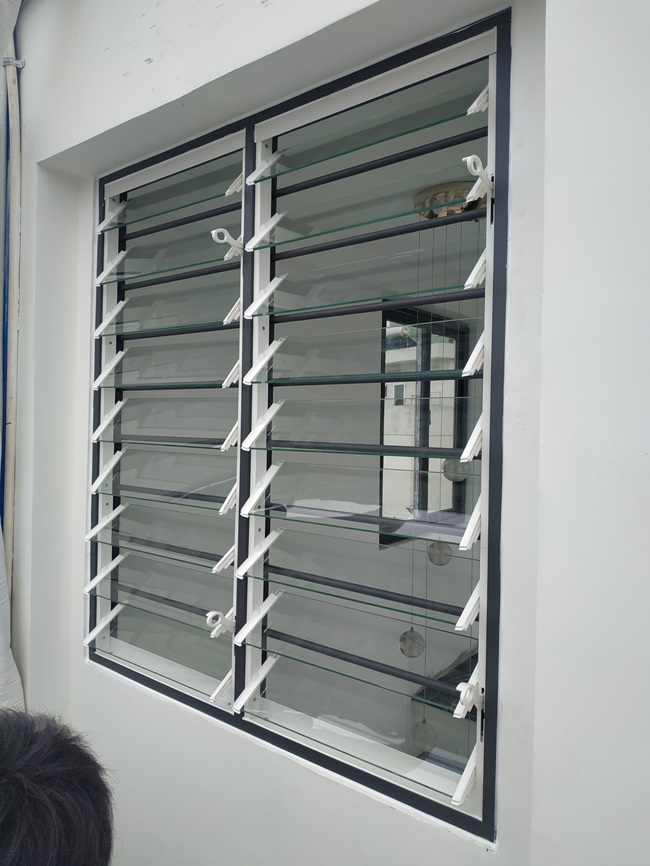 Cửa sổ 1 cánh nhôm xingfa chớp lật