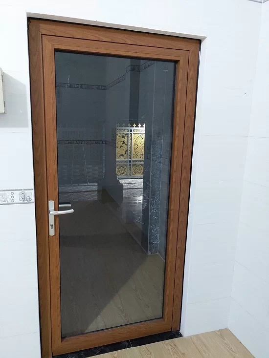 Cửa nhôm Xingfa giả gỗ 1 cánh cho phòng ngủ