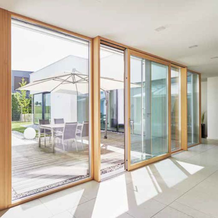 Cửa đi mở lùa trượt 6 cánh vân gỗPhù hợp cho các căn nhà có mặt tiền rộng hoặc hướng ra sân vườn, hồ bơi. Thiết kế lùa giúp tiết kiệm diện tích và tạo tầm nhìn panorama cực đẹp.