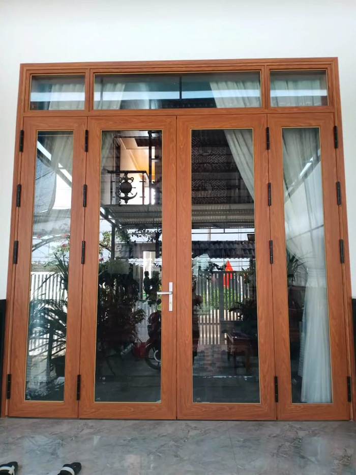 Cửa đi 4 cánh mở quay vân gỗ 