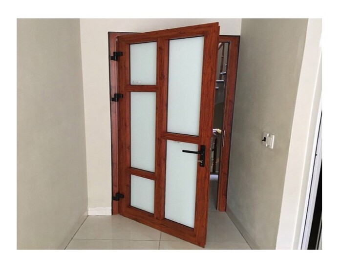 Cửa đi 1 cánh mở quay vân gỗThường dùng cho cửa phòng ngủ hoặc cửa nhà vệ sinh. Màu vân gỗ tạo sự ấm cúng, đồng bộ với nội thất giường tủ trong phòng.