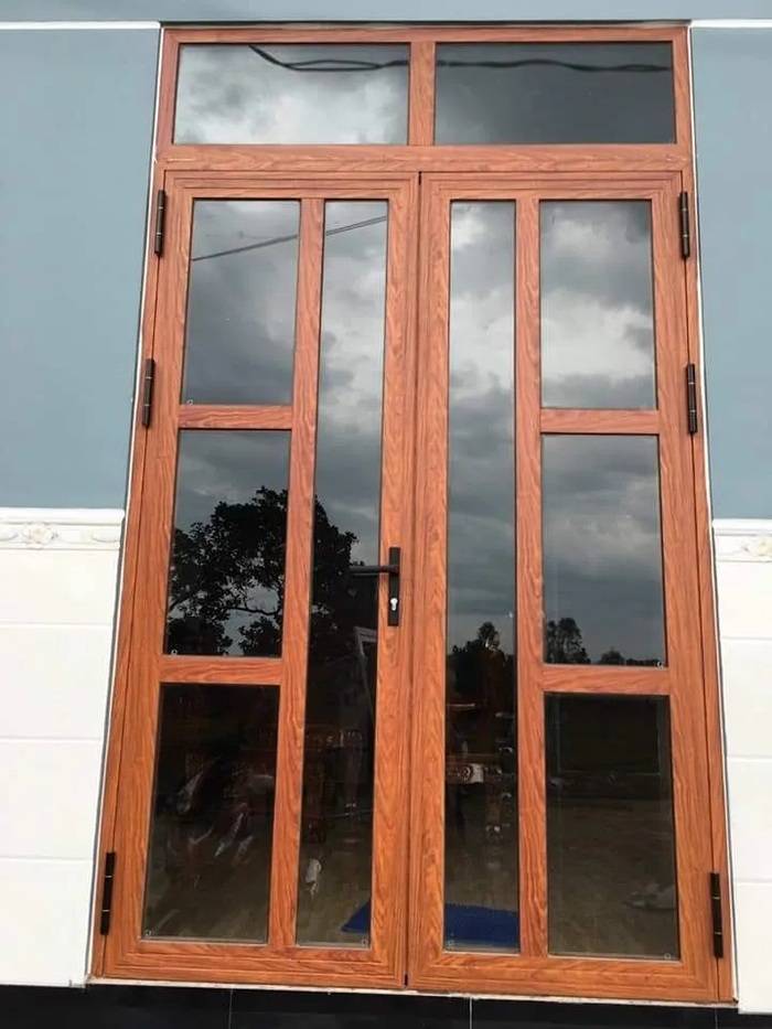 Cửa nhôm Xingfa vân gỗ chia ô cực kỳ hợp với phong cách kiến trúc tân cổ điển hoặc Châu Âu.