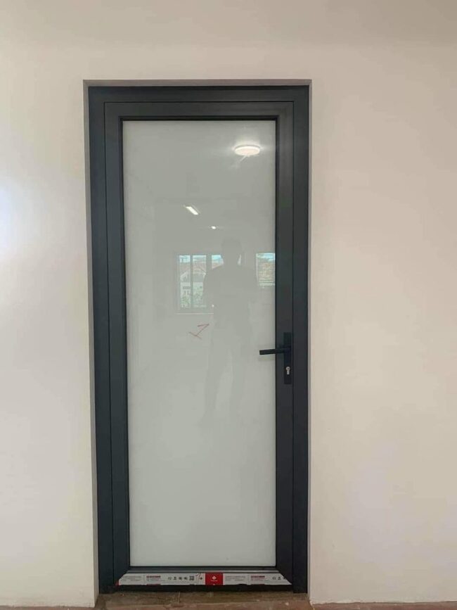 Cửa nhôm xingfa phòng ngủ máu xám