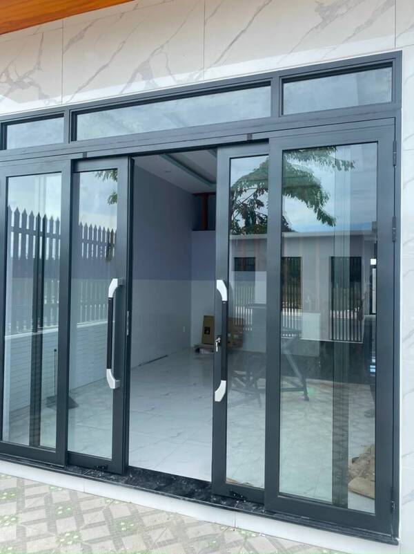 Mẫu cửa lùa 4 cánh màu đen hiện đại