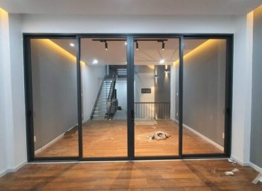 Cửa lùa 4 cánh hệ 93 là gì? Ưu điểm, cấu tạo và báo giá mới nhất
