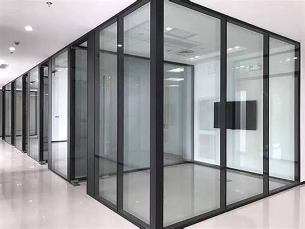 Vách kết hợp cửa đi mở quay