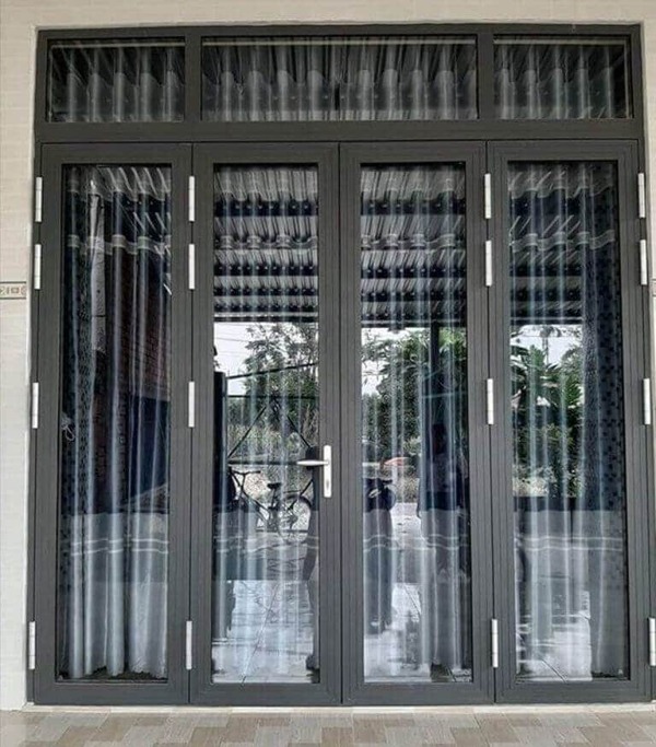 Cửa đi 4 cánh mở quay cho nhà phố.