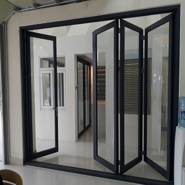 Cửa xếp trượt 4 cánh màu đen.