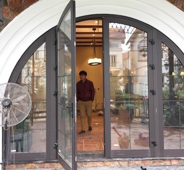 Cửa 4 cánh uốn vòm